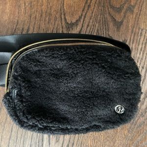 New - Lululemon - Fleece Everywhere belt Bag - 1L - Black